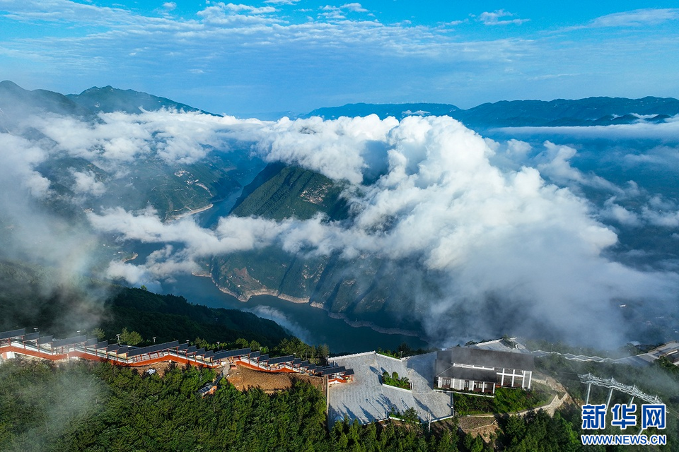 湖北巴東：雲霧繚繞巫峽口