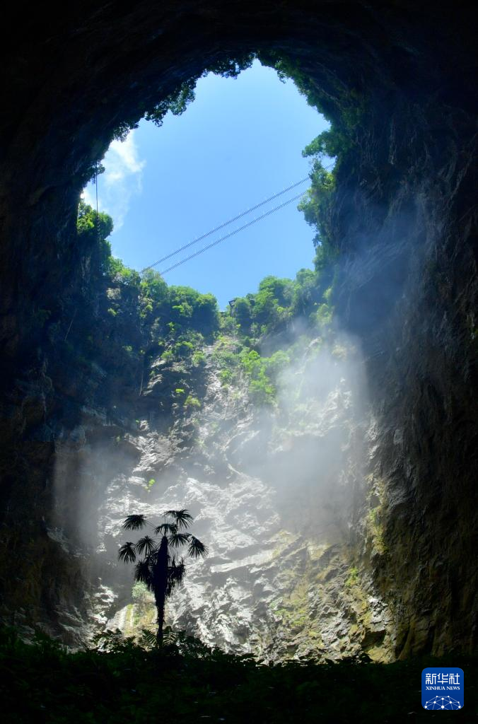 湖北宣恩：霧繞天坑生態美
