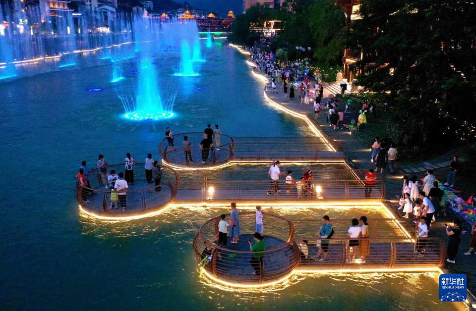湖北宣恩：一河美景醉遊人