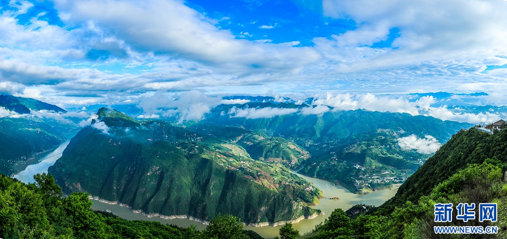 湖北巴東：雲霧繚繞巫峽口
