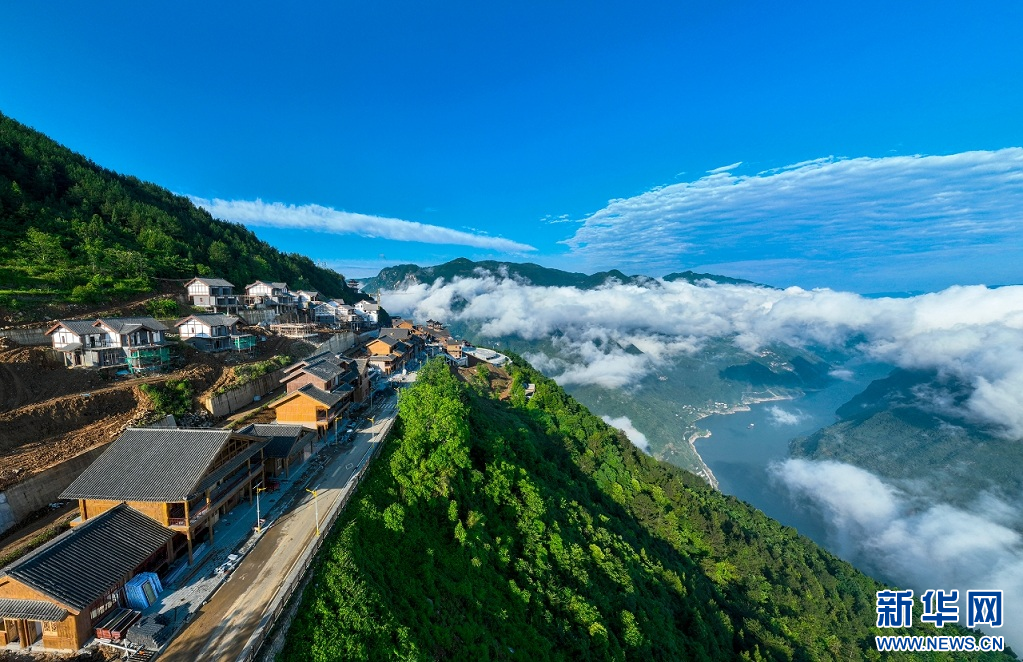 湖北巴東：雲霧繚繞巫峽口
