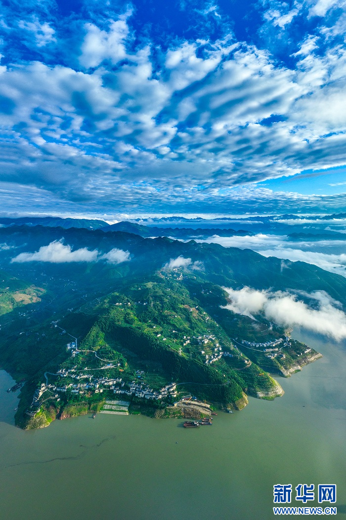 湖北巴東：雲霧繚繞巫峽口