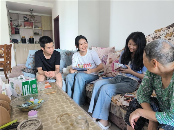 這個暑期 中國地質大學老師把育人工作做到 學生家中、實踐基層和實習一線