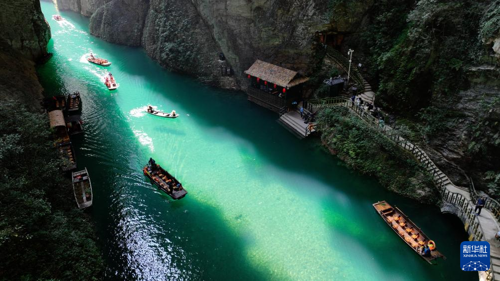 湖北鶴峰：秋日峽谷景如畫