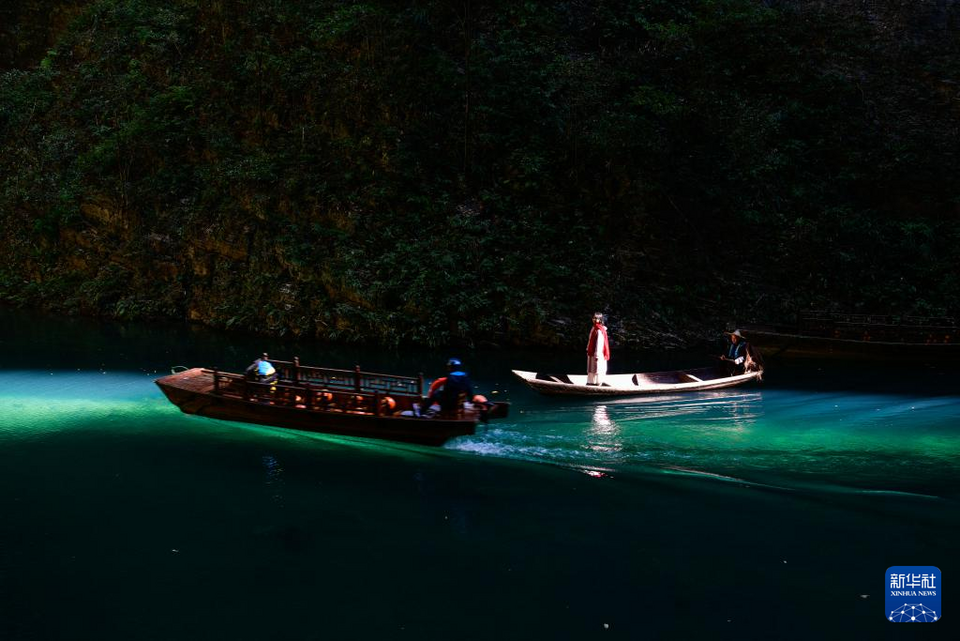 湖北鶴峰：屏山峽谷光影如畫