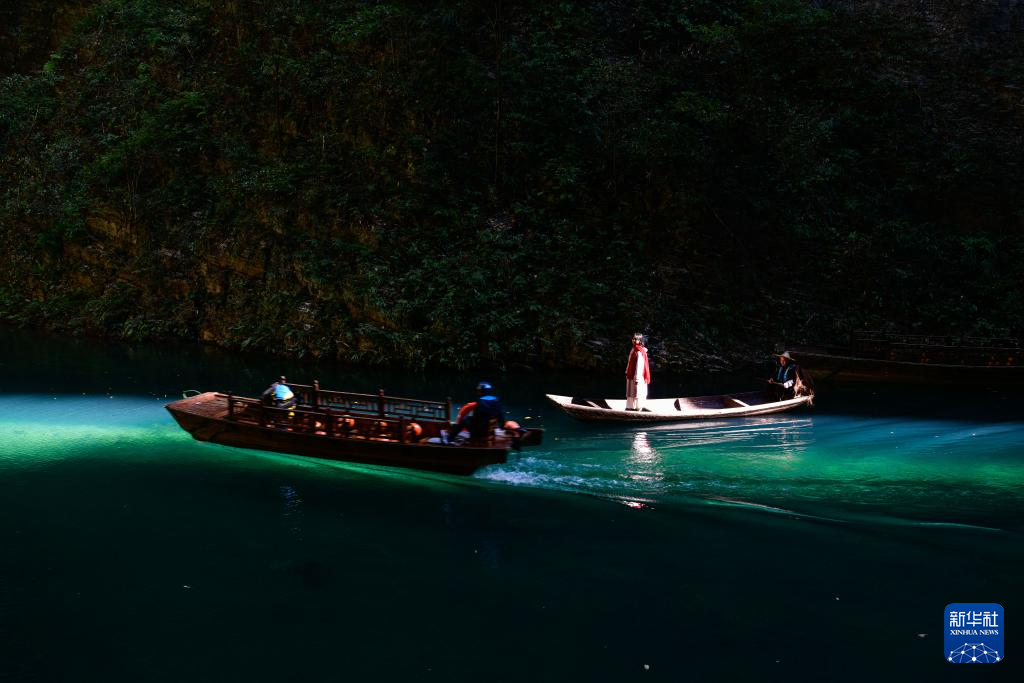 湖北鶴峰：屏山峽谷光影如畫
