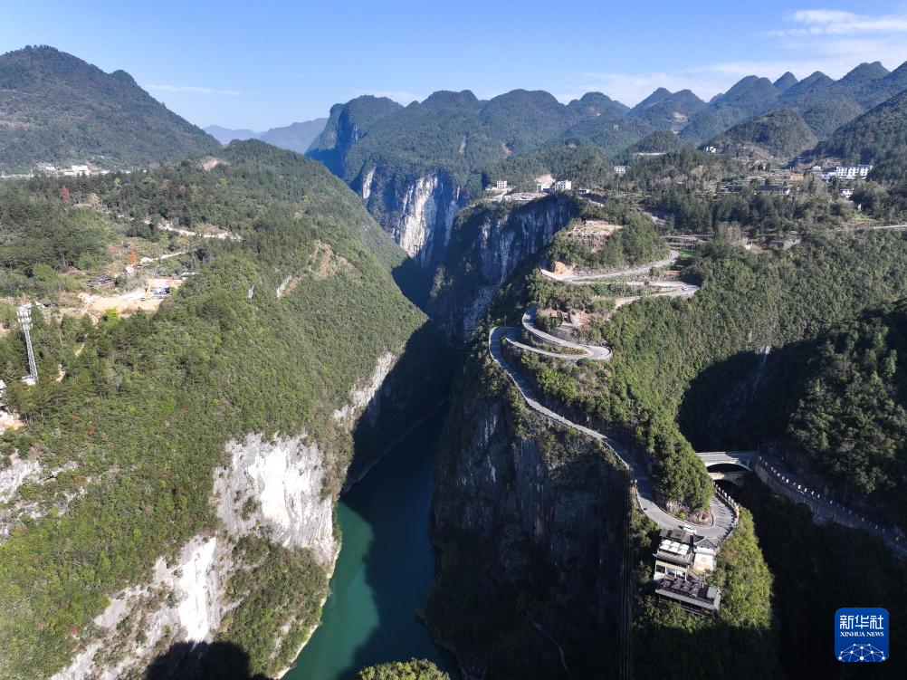 湖北鶴峰：屏山峽谷光影如畫