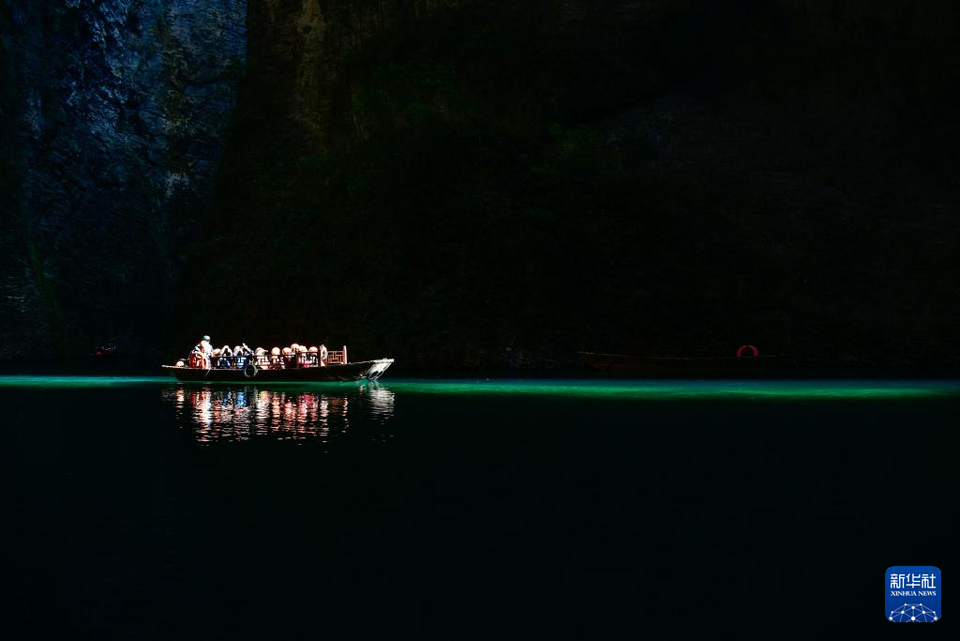 湖北鶴峰：屏山峽谷光影如畫