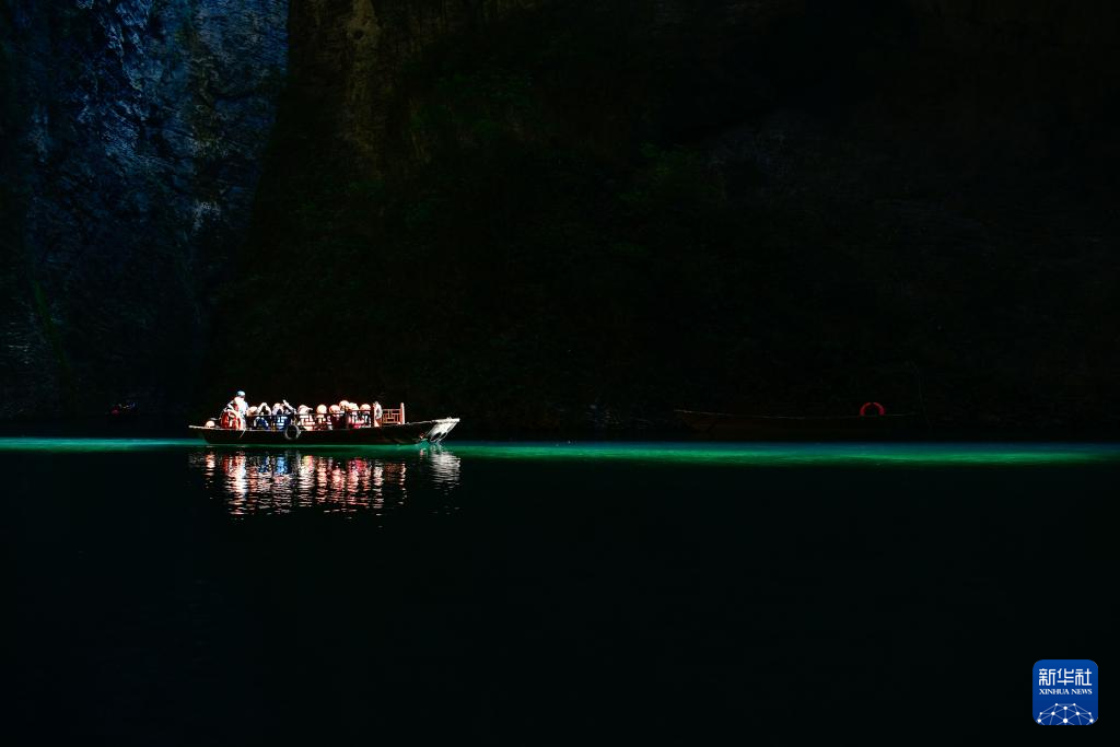 湖北鶴峰：屏山峽谷光影如畫
