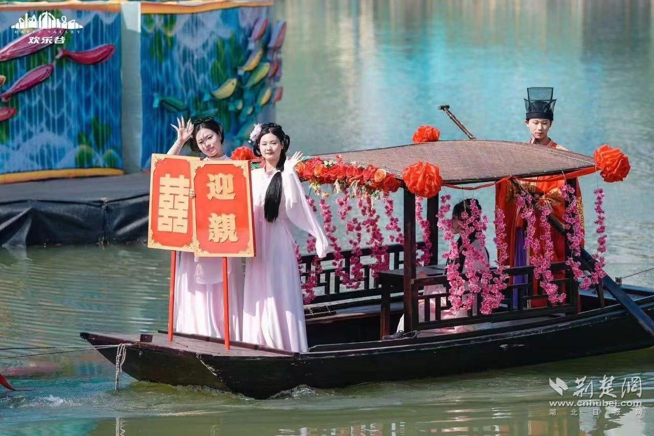 國潮與櫻花共舞 武漢歡樂谷奏響春日樂園華章