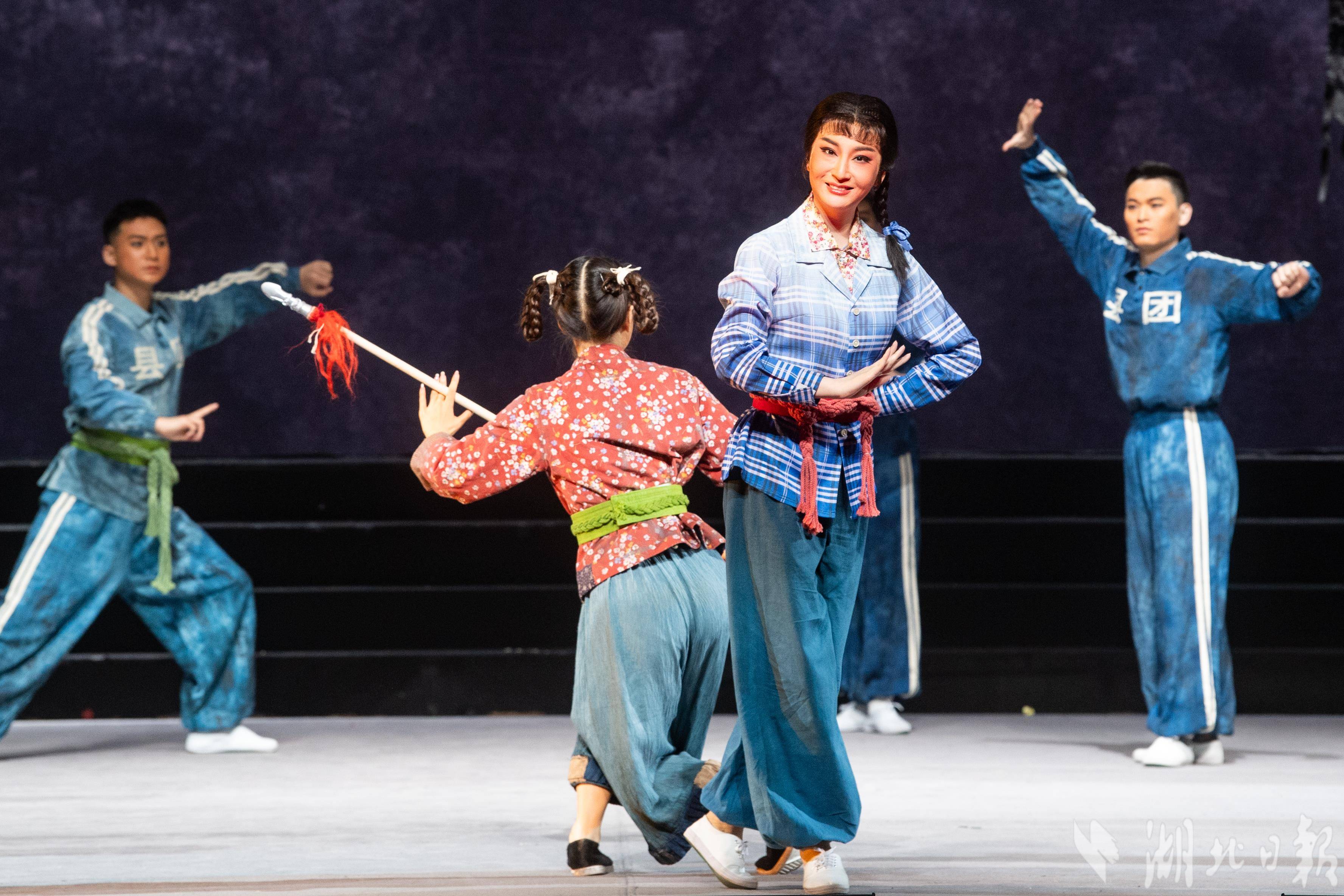 武漢“戲碼頭”戲曲藝術展在武漢劇院開幕