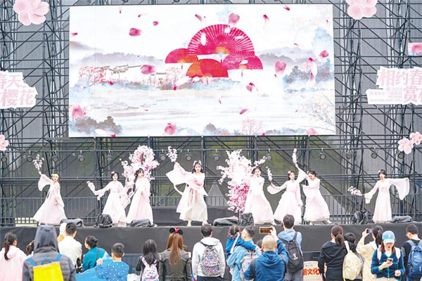 從“一樹”櫻花到全城“花事” 花季武漢讓遊客慢享繽紛春光_fororder_01