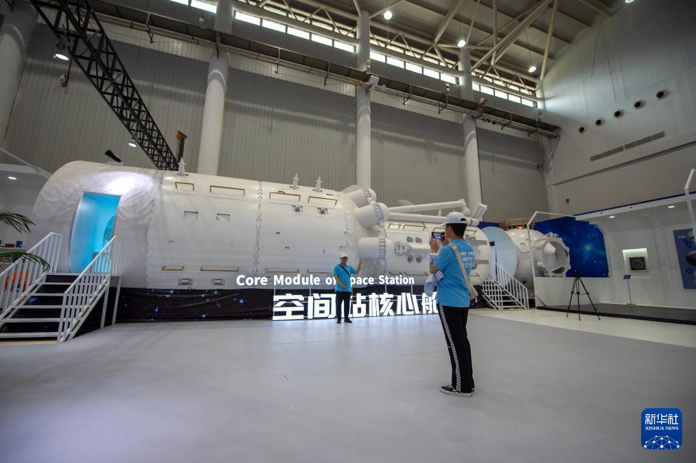 湖北武漢：走進航天科普展 迎接“中國航天日”