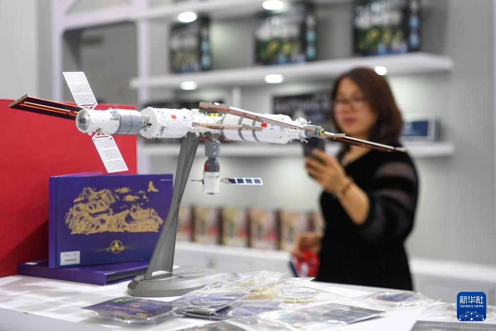 湖北武漢：走進航天科普展 迎接“中國航天日”