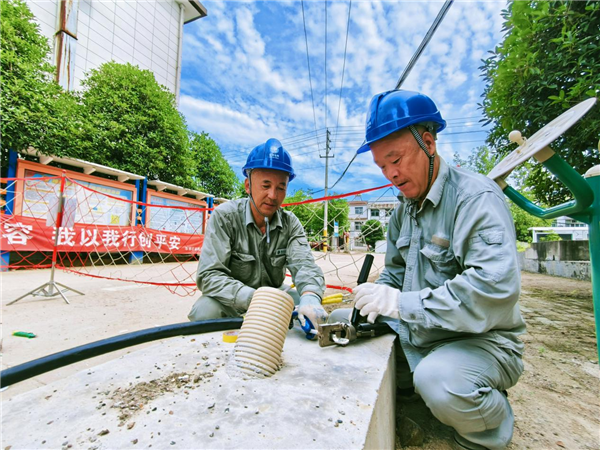 國網鄂州供電公司：頂著酷暑 鋪就一條“康樁”大道_fororder_圖片8