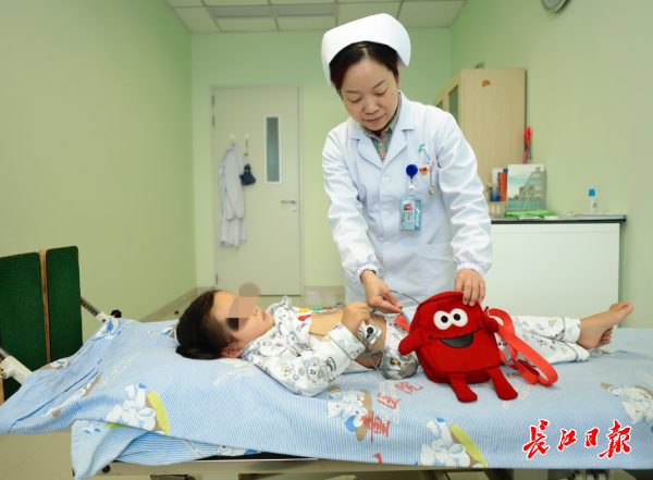 心電圖儀“穿上花外套” 小伢們乖乖做檢查