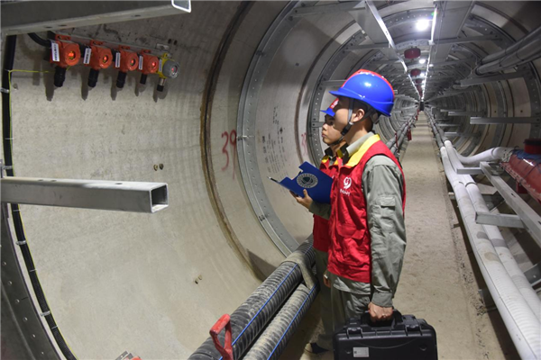 國網武漢供電公司青年黨員守護電纜線路安全運行_fororder_圖片2