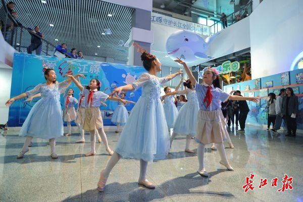 “愛繪江豚守護長江”全國青少年畫展在黃石開幕