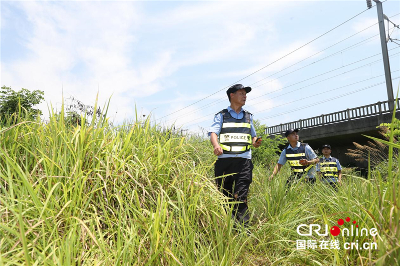 高溫“烤驗”下的武漢高鐵民警（組圖）