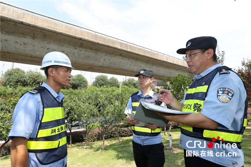 高溫“烤驗”下的武漢高鐵民警（組圖）