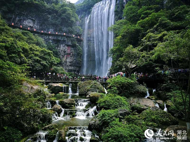 三峽最火景區“天賜清涼” 萬人穿越大瀑布