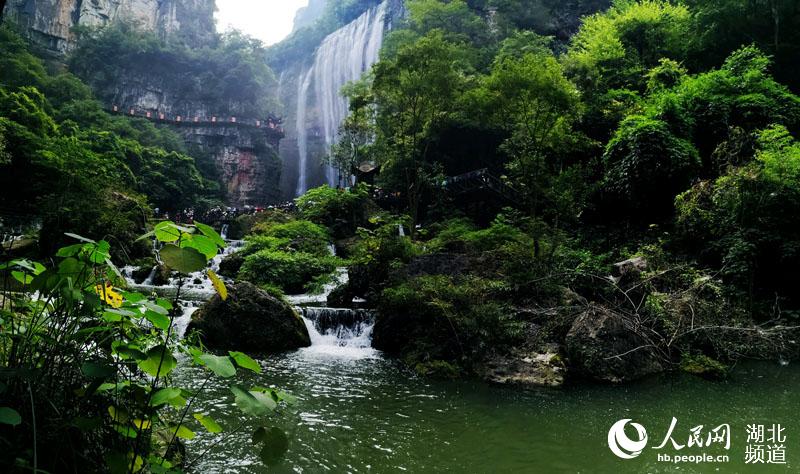 三峽最火景區“天賜清涼” 萬人穿越大瀑布