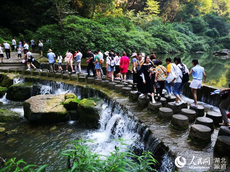 三峽最火景區“天賜清涼” 萬人穿越大瀑布