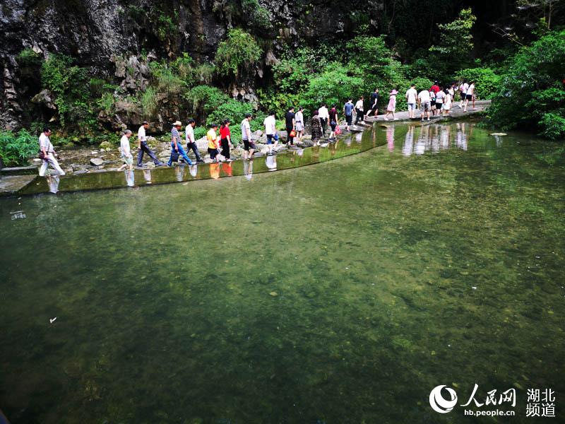 三峽最火景區“天賜清涼” 萬人穿越大瀑布
