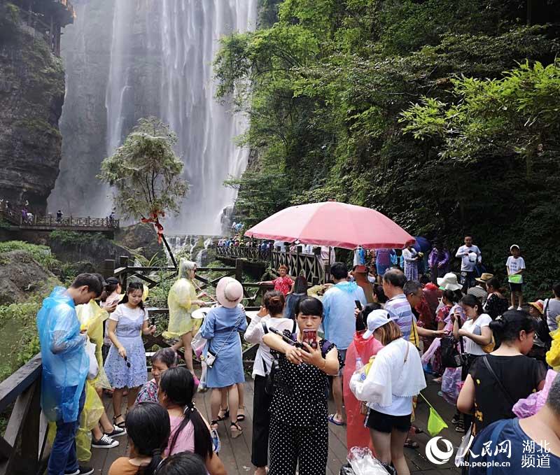 三峽最火景區“天賜清涼” 萬人穿越大瀑布