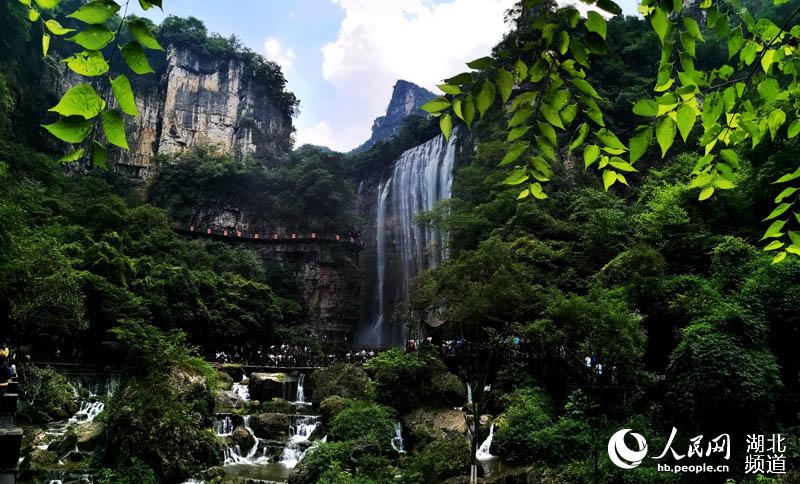 三峽最火景區“天賜清涼” 萬人穿越大瀑布