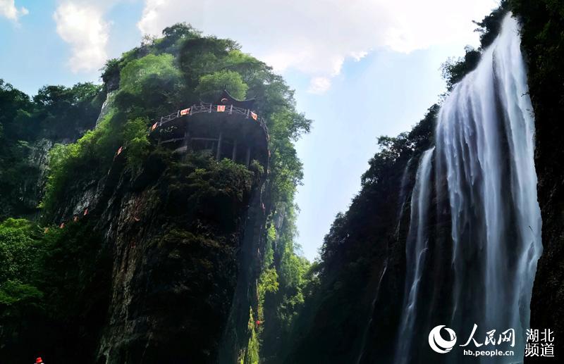 三峽最火景區“天賜清涼” 萬人穿越大瀑布