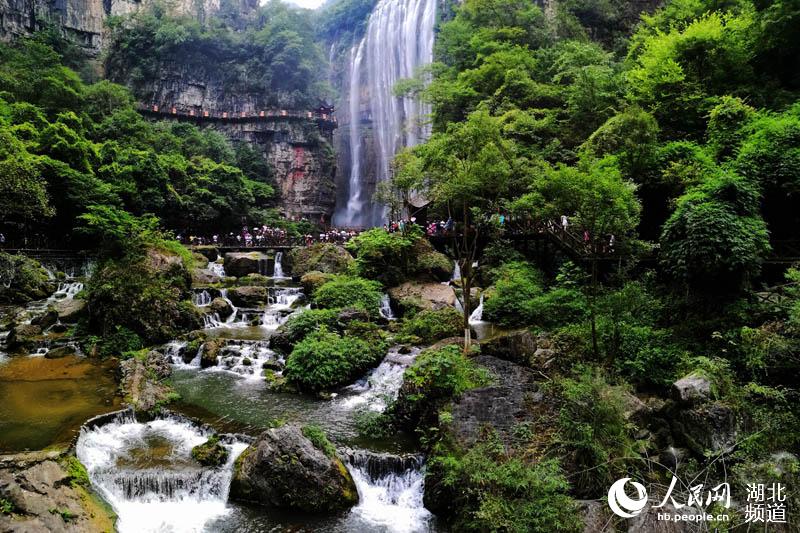 三峽最火景區“天賜清涼” 萬人穿越大瀑布