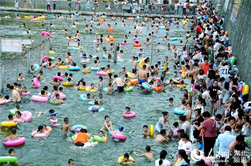 湖北十堰：夏日玩水度暑“清涼一夏”