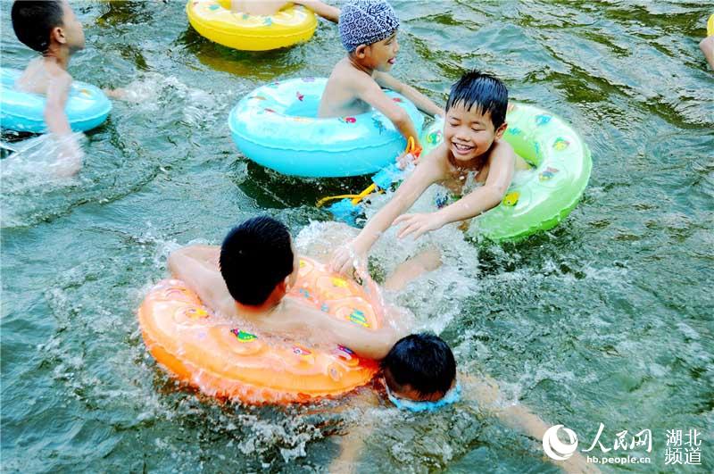 湖北十堰：夏日玩水度暑“清涼一夏”