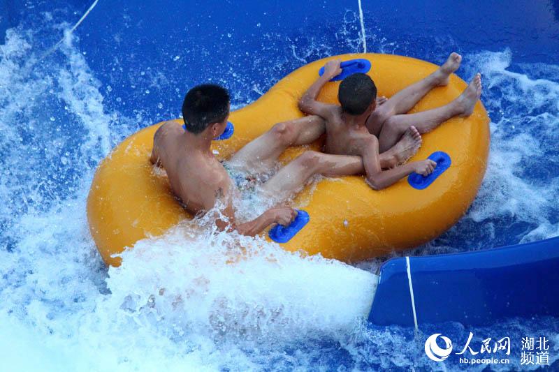 【不簽】湖北十堰：戲水享清涼 躲避“秋老虎”