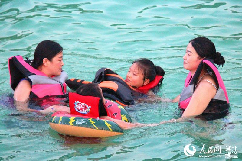 【不簽】湖北十堰：戲水享清涼 躲避“秋老虎”