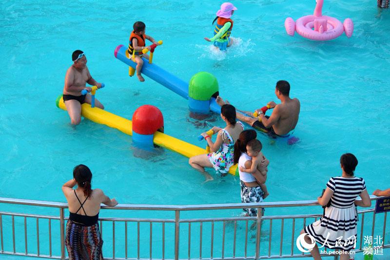 【不簽】湖北十堰：戲水享清涼 躲避“秋老虎”