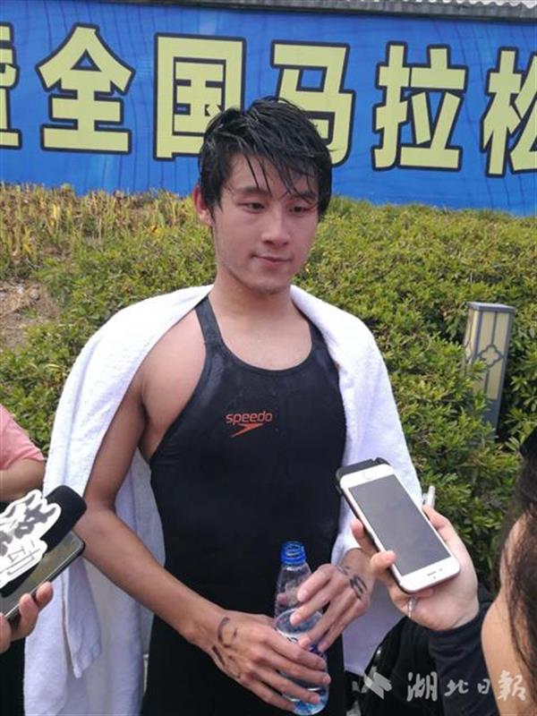 全國80余名健兒逐浪清江