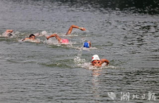 全國80余名健兒逐浪清江