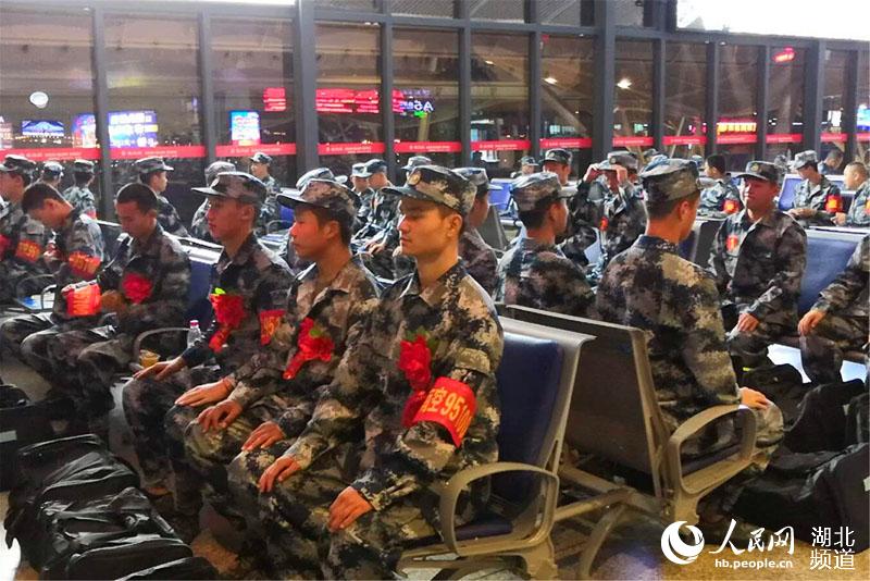 武漢站落實“軍人依法優先” 讓新兵感受到軍人榮光