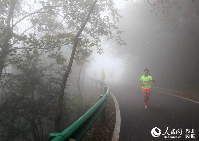湖北隨州大洪山金頂挑戰賽開賽 千余選手角逐楚北第一峰