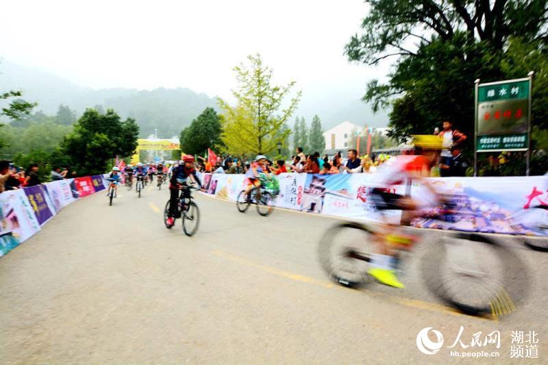 湖北隨州大洪山金頂挑戰賽開賽 千余選手角逐楚北第一峰