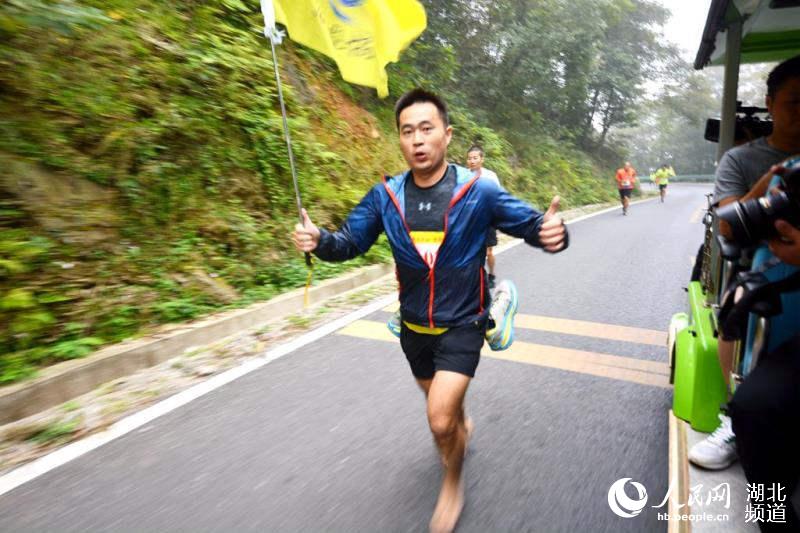 湖北隨州大洪山金頂挑戰賽開賽 千余選手角逐楚北第一峰