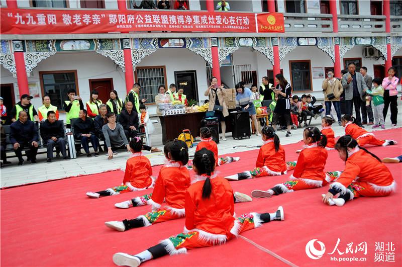 湖北十堰：志願者重陽送關愛 光榮院老人樂開懷