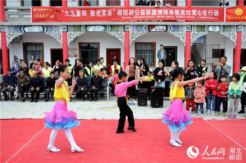 湖北十堰：志願者重陽送關愛 光榮院老人樂開懷