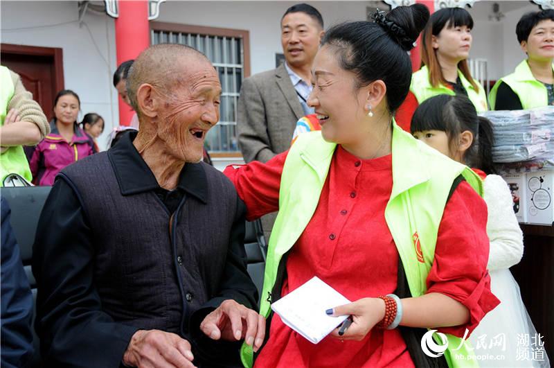 湖北十堰：志願者重陽送關愛 光榮院老人樂開懷