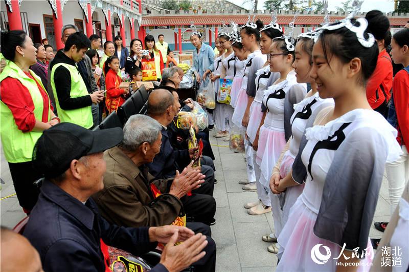 湖北十堰：志願者重陽送關愛 光榮院老人樂開懷