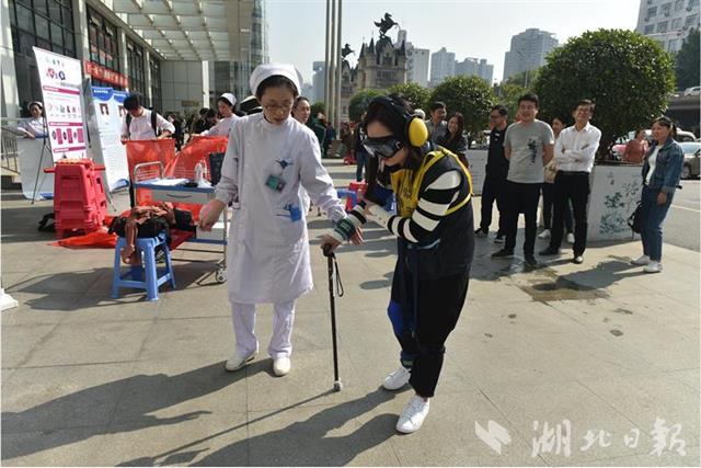 來帶上這個設備 體驗一下老人的生活多麼不易