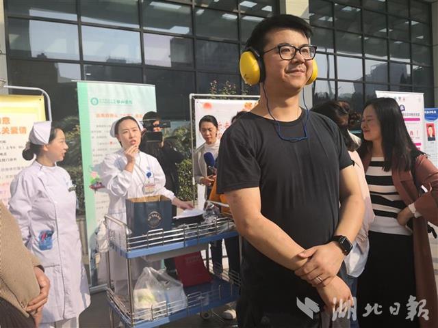 來帶上這個設備 體驗一下老人的生活多麼不易