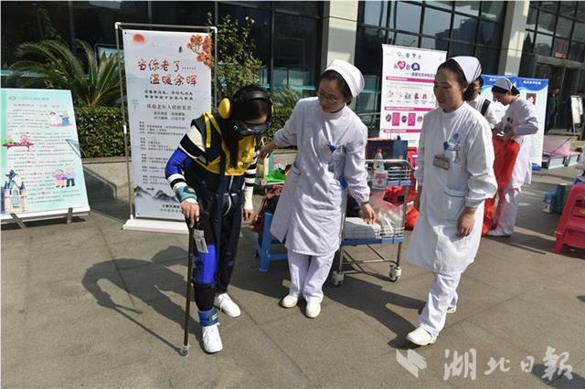 來帶上這個設備 體驗一下老人的生活多麼不易